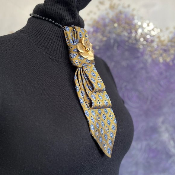 Up-cycled Woman Necktie With Vintage Gold Tone Domed Center Flower Brooch - Picture 4 of 15